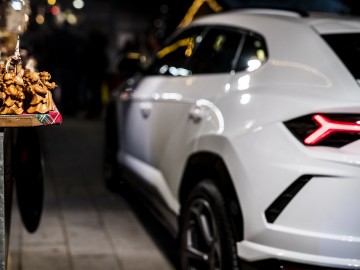 Lamborghini Urus i LM002 w świątecznym konwoju